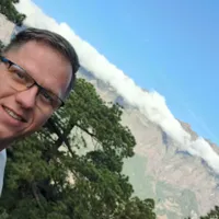 szymon host The hills at river 