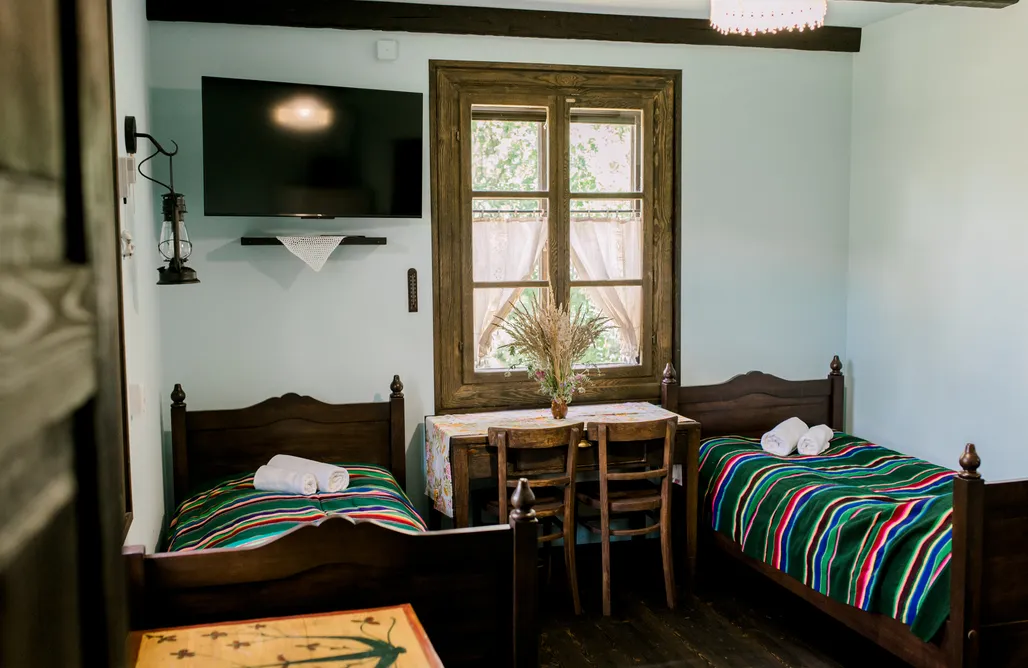 AlohaCamp Starodawna Chata — pokój 2, współdzielona łazienka i kuchnia 2