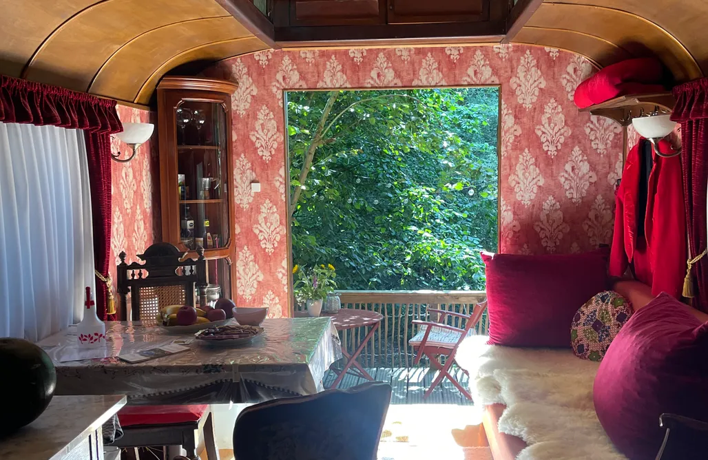 Harz Urlaub Historischer Zirkuswagen mit Terrasse am Bach 1