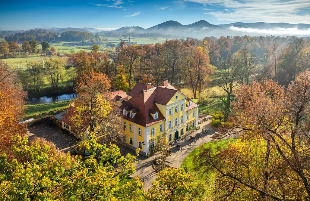 Pałac Łomnica - magiczne miejsce w Karkonoszach AlohaCamp