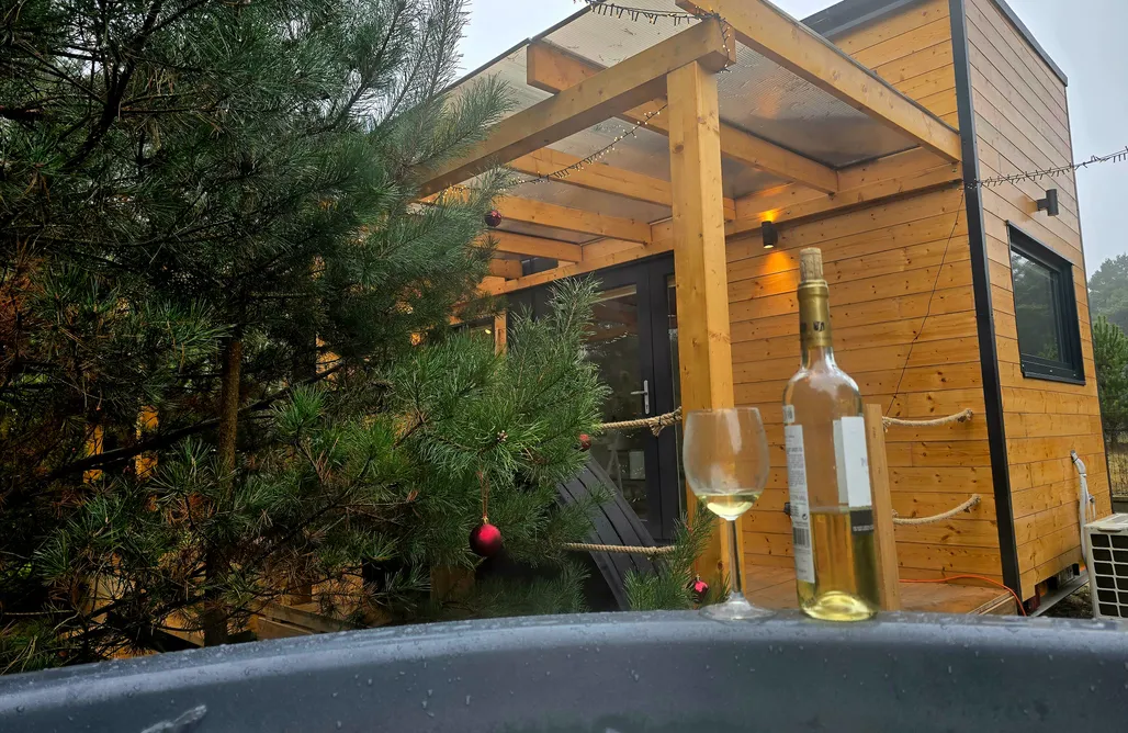 Oaza Święty Spokój - Tiny House z prywatną balią i Jacuzzi przy Narwii AlohaCamp