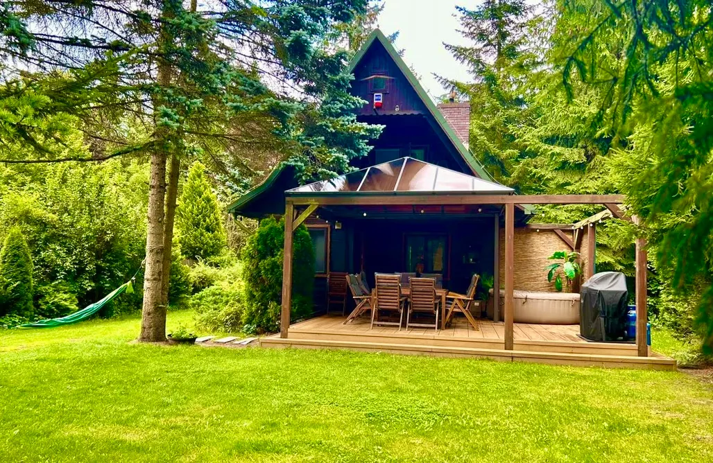 AlohaCamp accommodaties Leśny Domek Leniwiec z jacuzzi i kominkiem – blisko rzeki 5