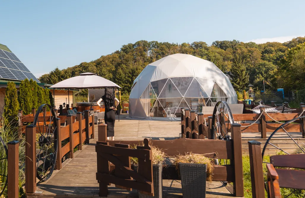 noclegi AlohaCamp Magiczna kopuła skryta pośród mgły 1