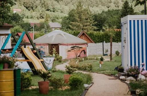 Zdjęcie obiektu Aloha Glamp - Okrągłe domki z balią przy rzece i lesie. Szlaki, stok narciarski. 