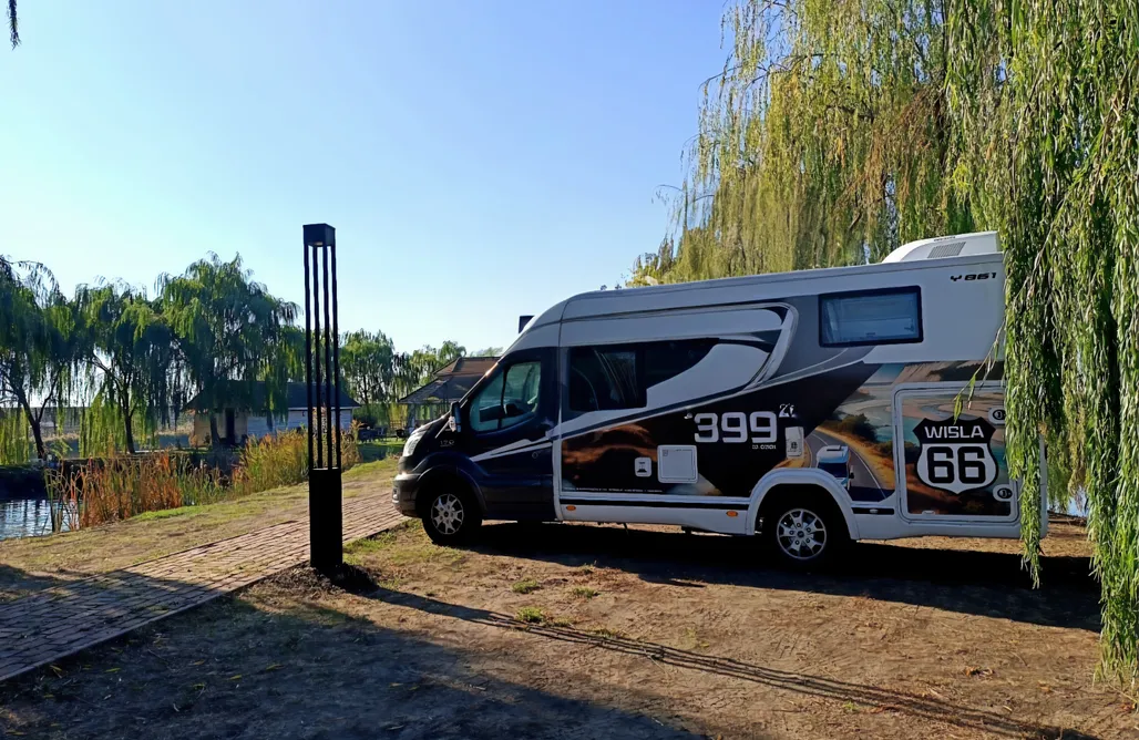 Fajne Miejsca na Wakacje w Polsce Kompaktowy kamper Benimar Yrteo 861 | idealny dla par lub 2+1 1