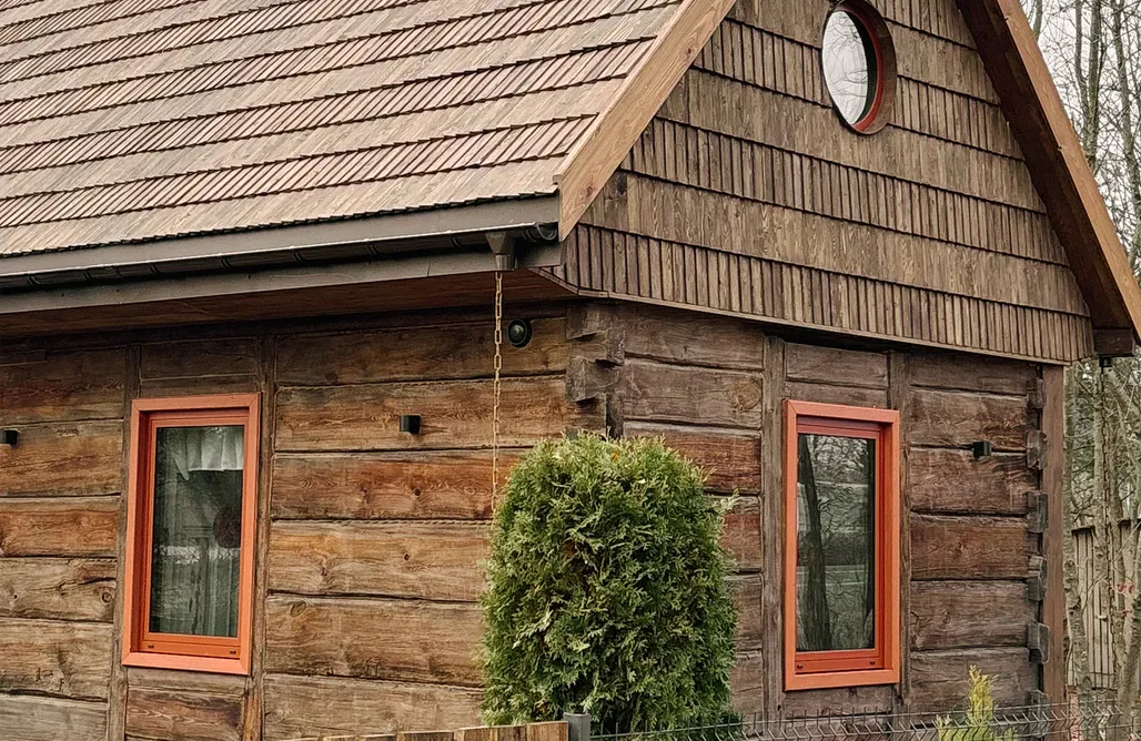 AlohaCamp Szyszka Ruda, stuletnia chata z bali 1