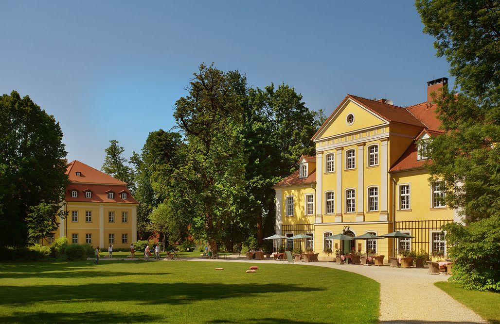 Pałac Łomnica - magiczne miejsce w Karkonoszach AlohaCamp