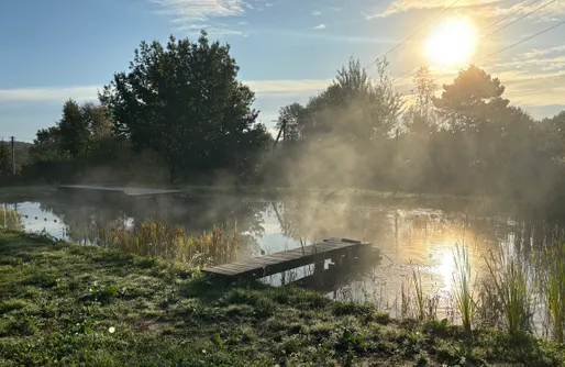 Zdjęcie obiektu Ośmiokątny dom z widokiem na naturalny basen