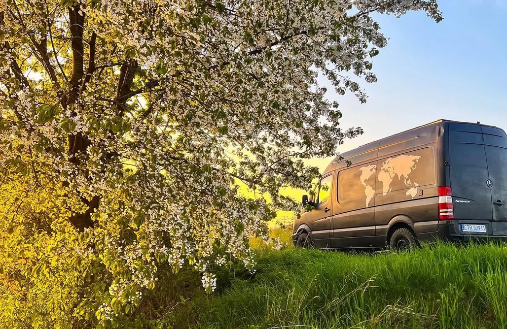Dzielny Campervan Sprinter  AlohaCamp