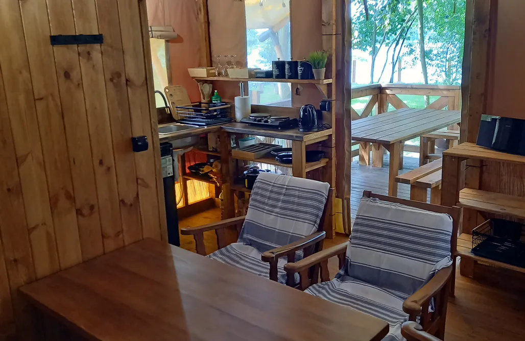 Parlin Domki Glamping Safari z prywatnym jacuzzi, kuchnią, łazienką 1