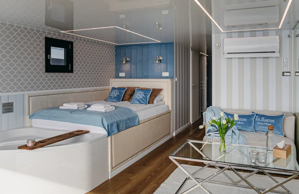 AlohaCamp Domek na wodzie z łóżkiem z widokiem na jezioro z wanną z hydromasażem, sauną parową, fotelem masującym i tarasem na dachu 3