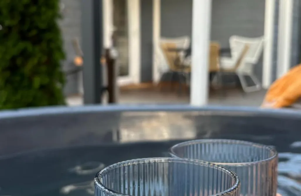 ArkaSasino Domek z Jacuzzi AlohaCamp