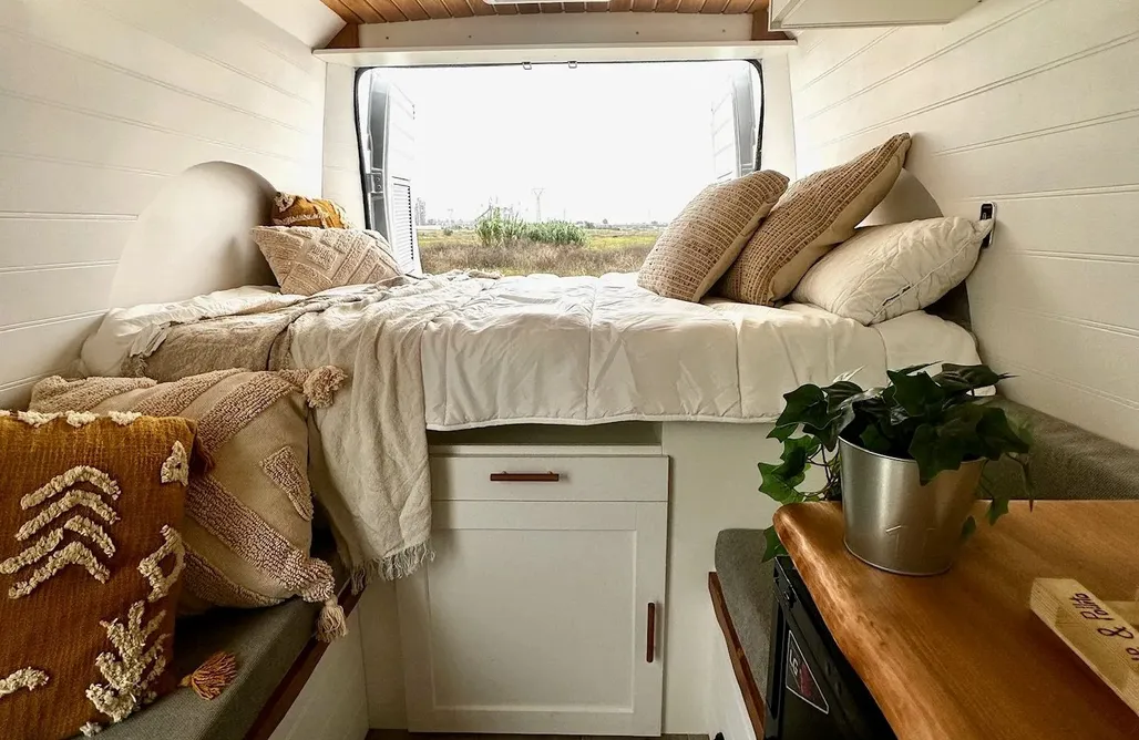 AlohaCamp Camper Van Barcelona: Original, Ebre 3