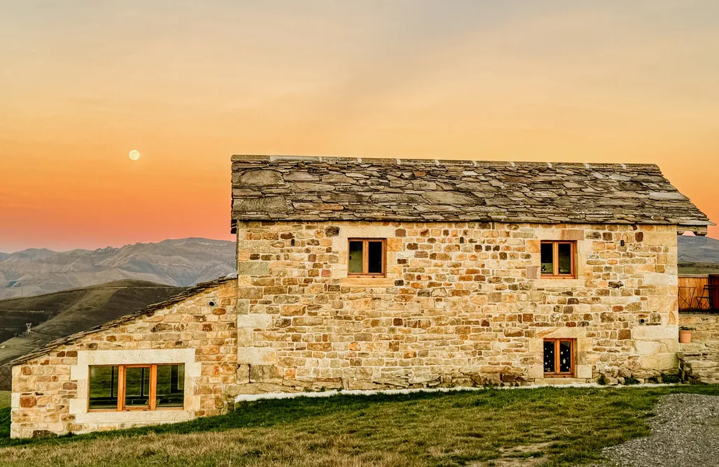 alojamientos AlohaCamp Villa Brenagudina - Cabaña Pasiega con piscina climatizada 1
