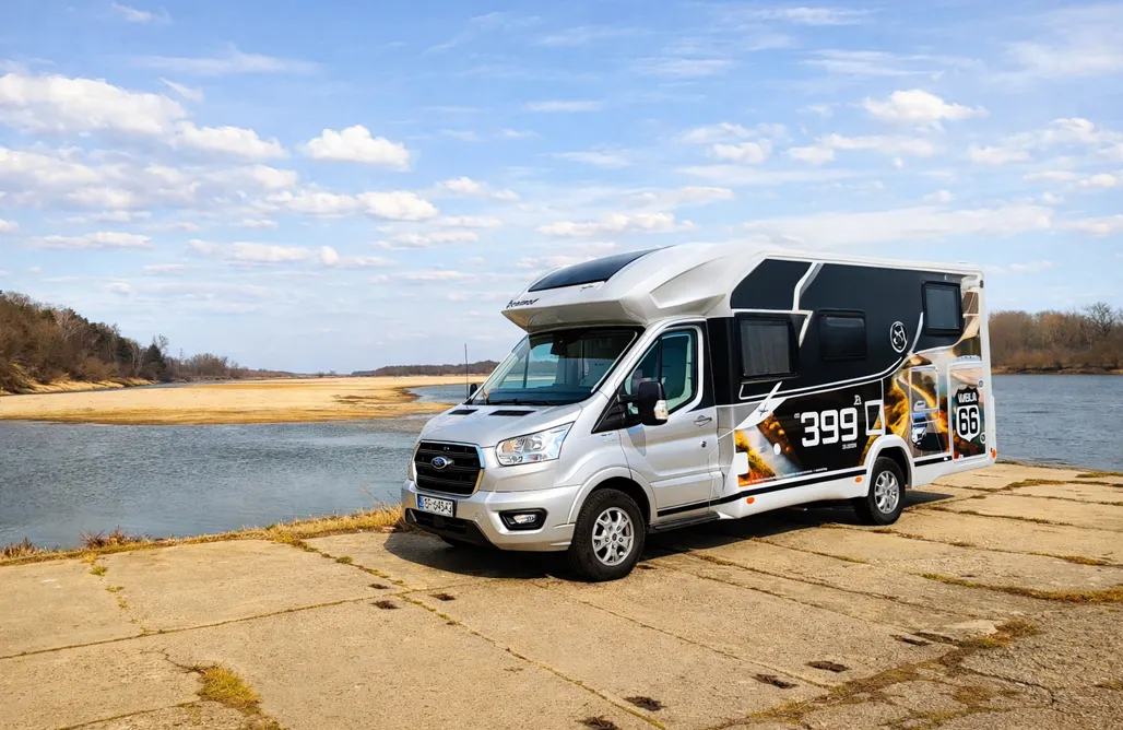 Fajne Miejsca na Wakacje w Polsce Ekskluzywny kamper Benimar Tessoro 468 | przestrzeń i komfort dla 4 osób 2