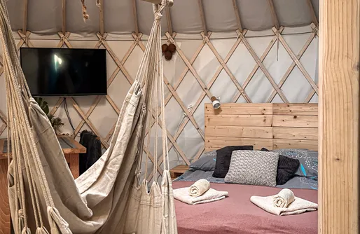 Zdjęcie obiektu Aloha Glamp - Okrągłe domki z balią przy rzece i lesie. Szlaki, stok narciarski. 