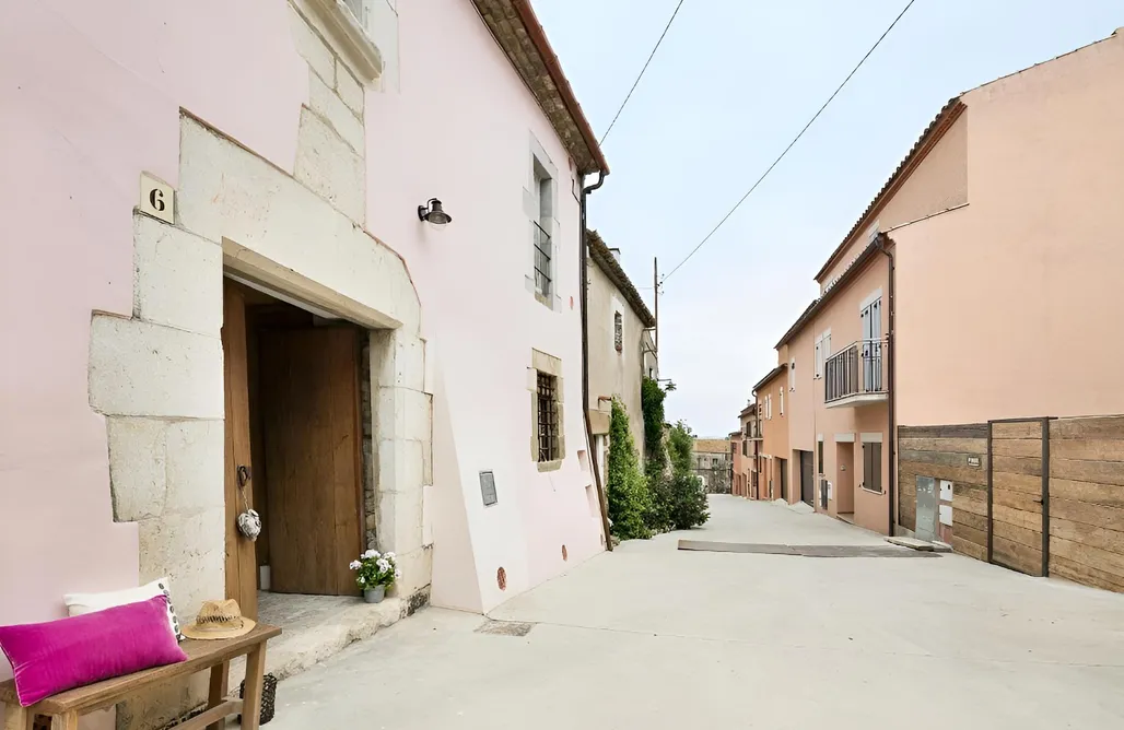 Glamping Cataluña marenya pink house 1