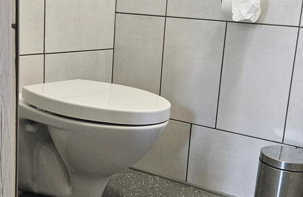 AlohaCamp Miejsce w winnicy dla kamperów z dostępem do prądu i WC 3