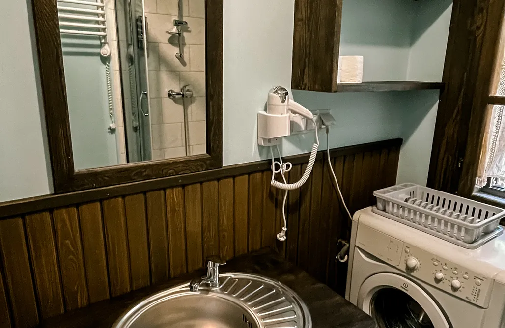 AlohaCamp Starodawna Chata — pokój 2, współdzielona łazienka i kuchnia 1