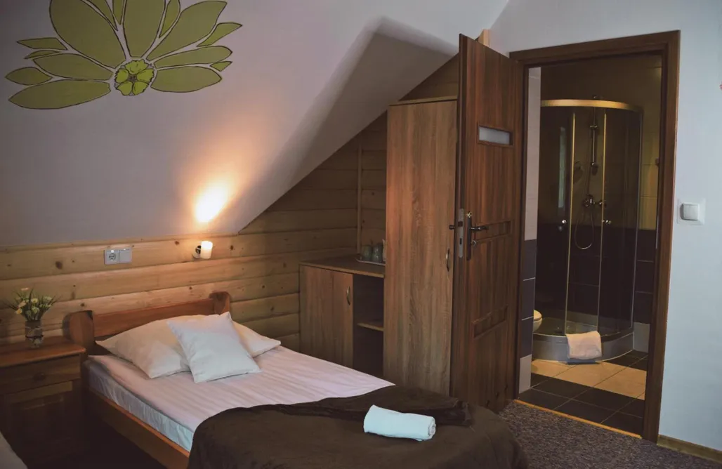 AlohaCamp Pokój czteroosobowy z łazienką i widokiem na łąkę 4