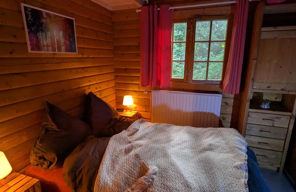 AlohaCamp kuscheliges Waldhaus Kaminknistern 3