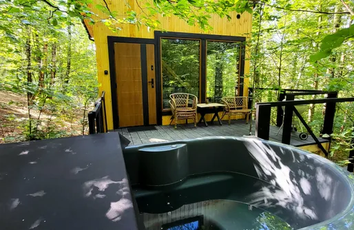 Zdjęcie obiektu Wiewiórkowo Premium Hideaway | Dom w dzikim lesie, Gorąca Balia & Kino