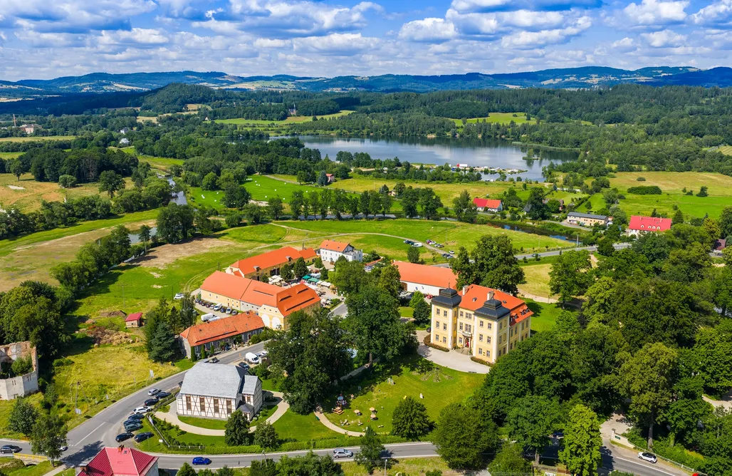 Pałac Łomnica - magiczne miejsce w Karkonoszach AlohaCamp