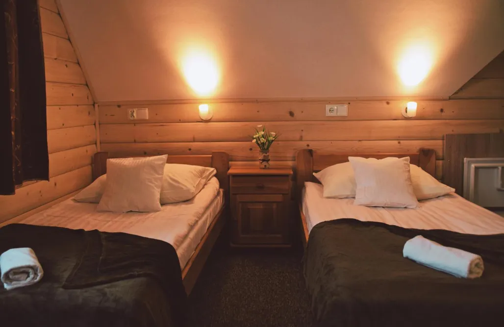 AlohaCamp Pokój czteroosobowy z łazienką i widokiem na łąkę 2