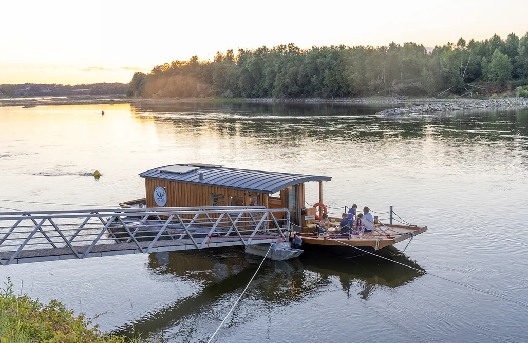 Location Chalet Avec Étang Pêche Privé Magnifique Toue cabanée sur la Loire - Equipée haut de gamme. 3