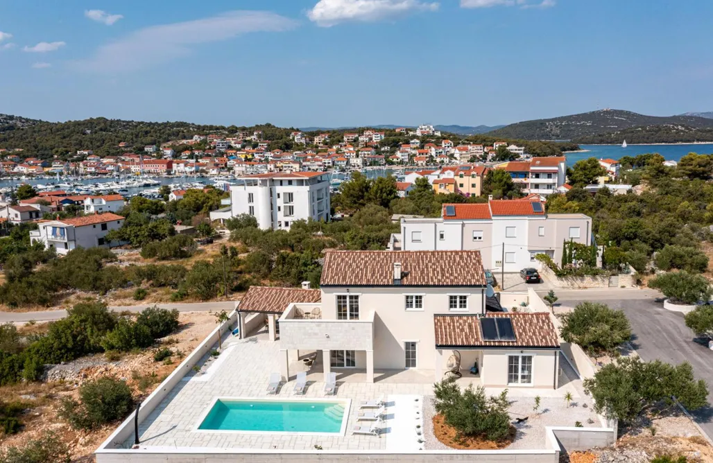 Alloggi AlohaCamp Villa Royal Stone with Pool, 350m from beach 4