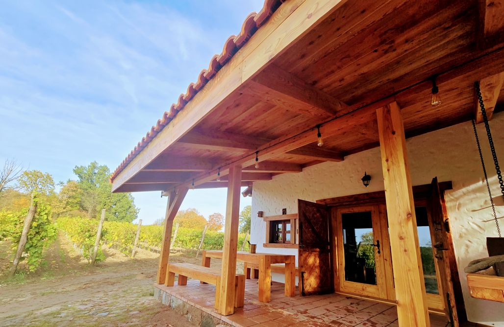 AlohaCamp accommodation Domek Winiarza w Winnicy nad Soną 4