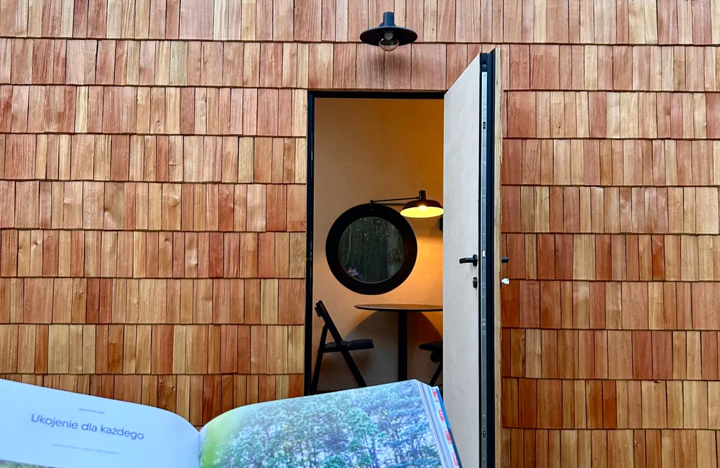 Glamping warmońsko-mazurskie UKOI Mikrohotel na polanie - Tiny House z podniebnym oknem - Kręgi 1