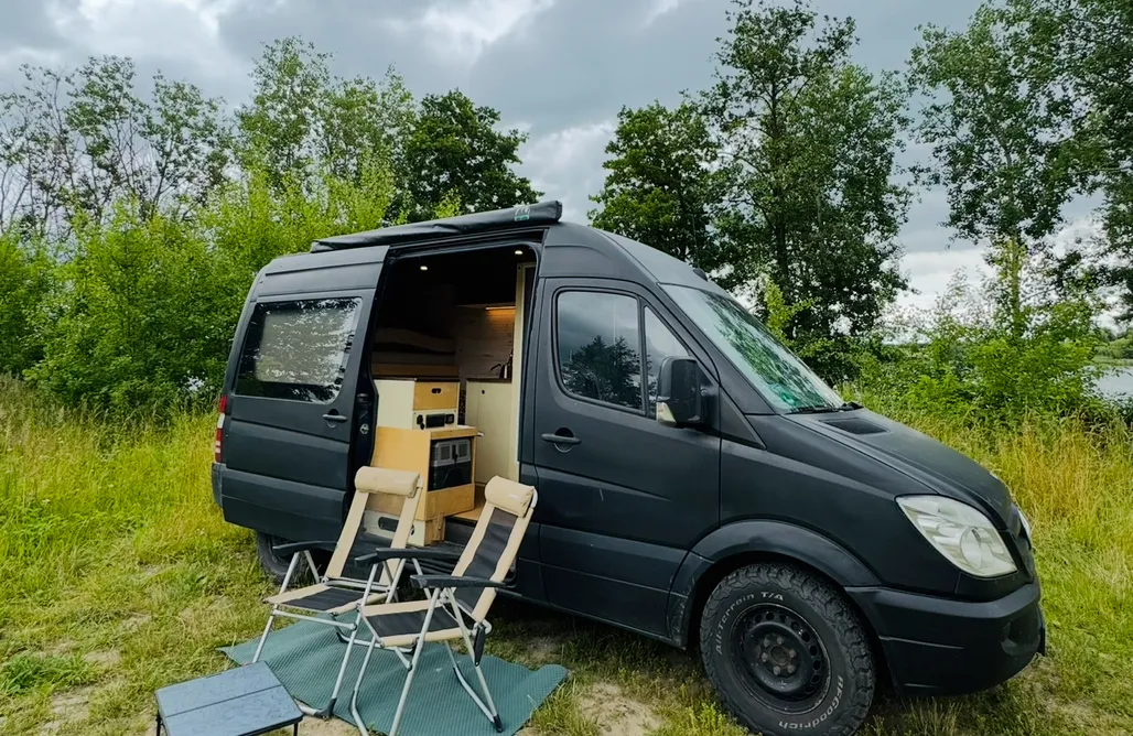 noclegi AlohaCamp Dzielny Campervan Sprinter  4