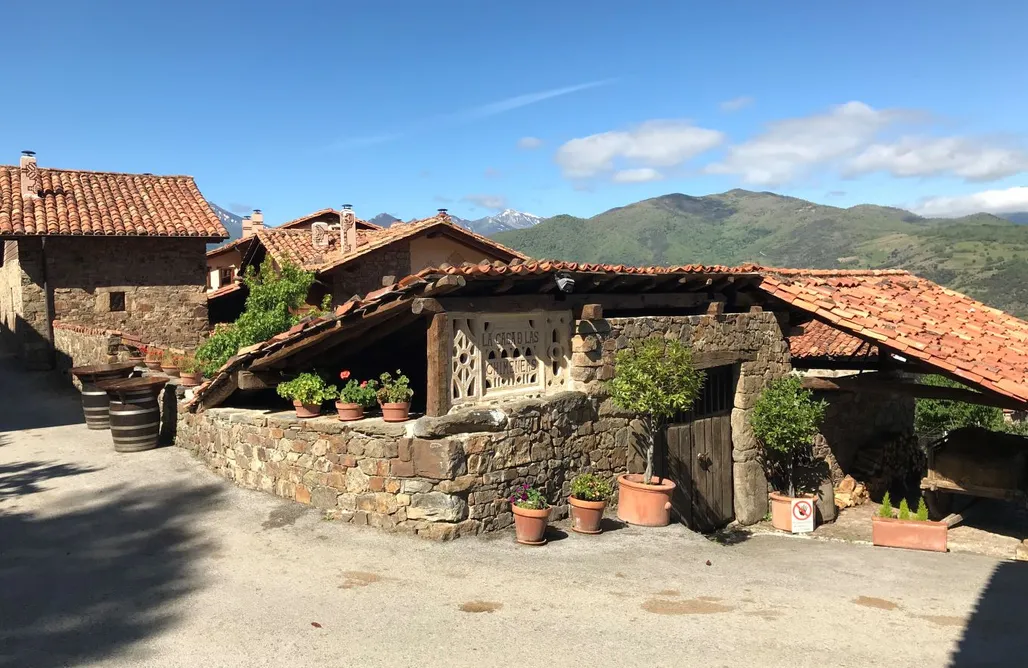 Glamping Asturias La Casa de las Chimeneas 2