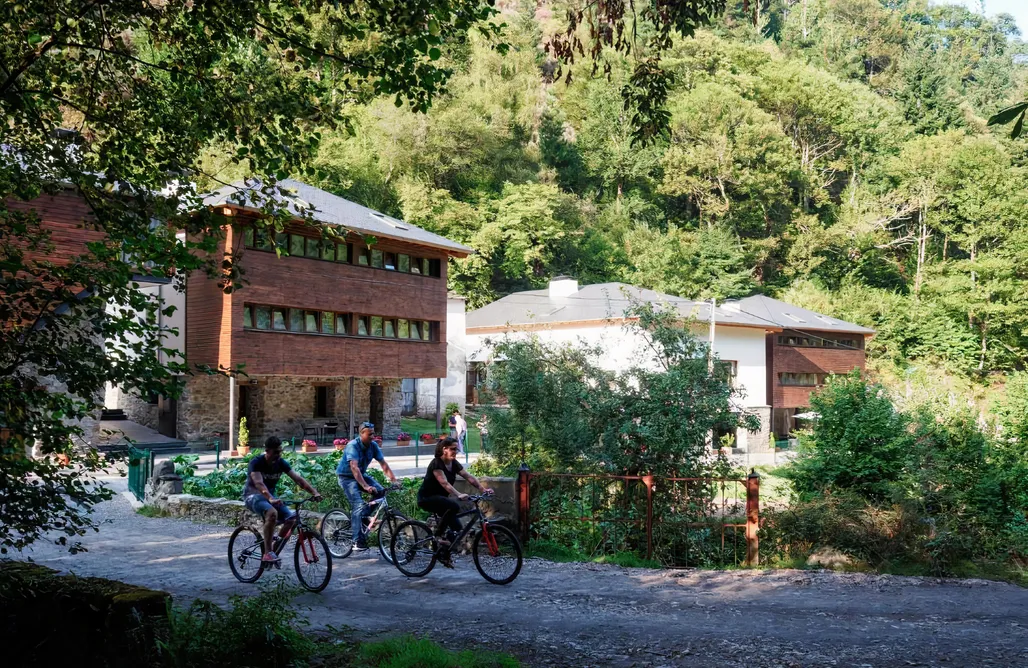 alojamientos AlohaCamp Hotel Rural Las Montañas de Pumar 2