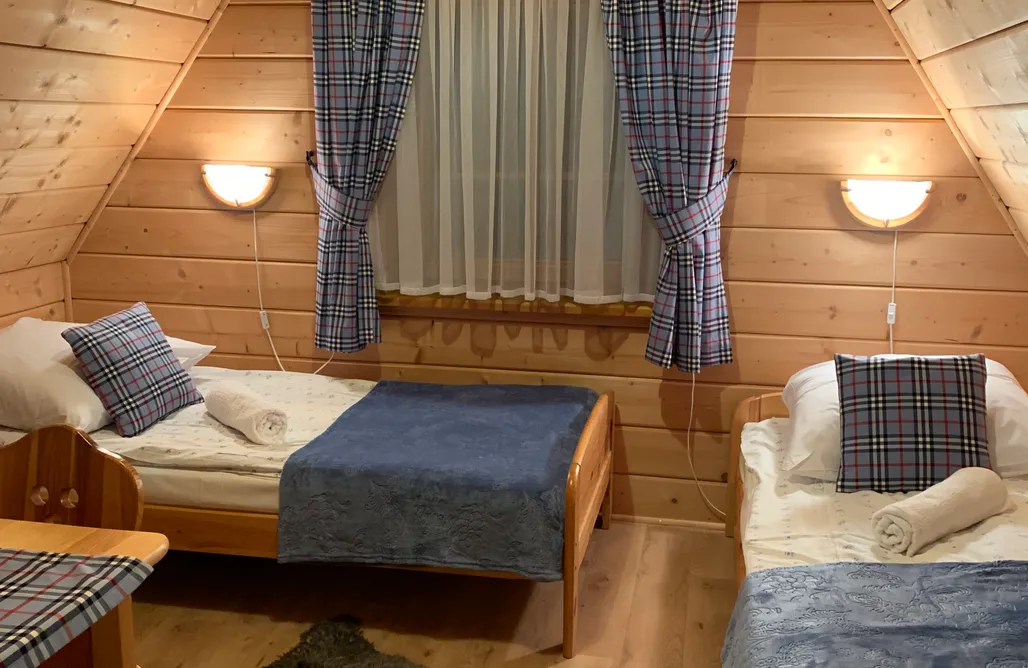 AlohaCamp Pokój 2 osobowy ze wspólną łazienką w korytarzu, umywalka w pokoju 2