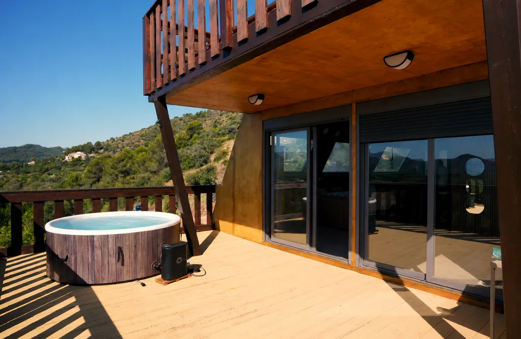 Hébergement AlohaCamp Cabane en bois avec jacuzzi et vues spectaculaires sur la mer et les orangers 4