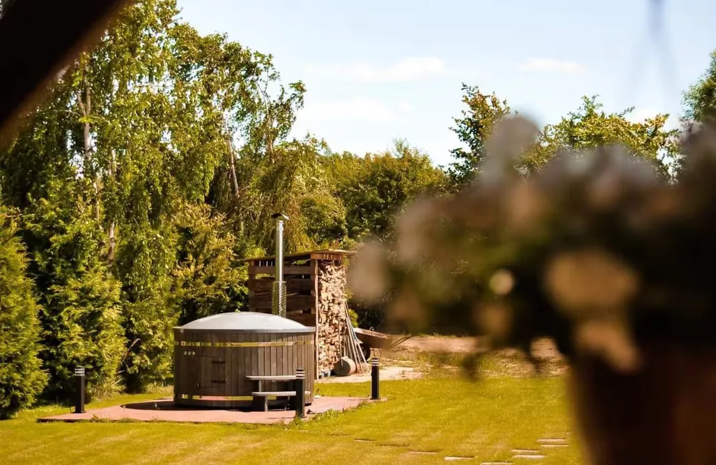 Dom na wodzie Bydgoszcz Uroczy domek z jacuzzi w środku lasu 3