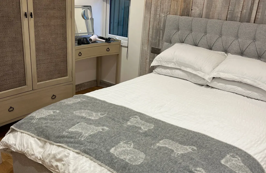 AlohaCamp Luxurious Riverside lodge with wood fired hot tub 3