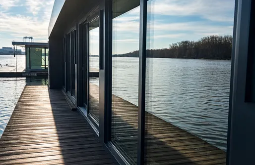 Zdjęcie obiektu Dom na wodzie z jacuzzi i sprzętem wodnym