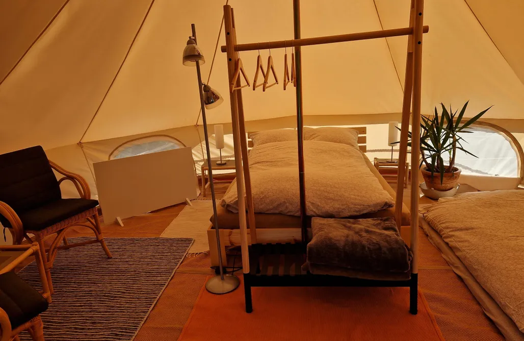 AlohaCamp Himmelszelt Glamping-Zelt auf einer erhöhten Plattform 4