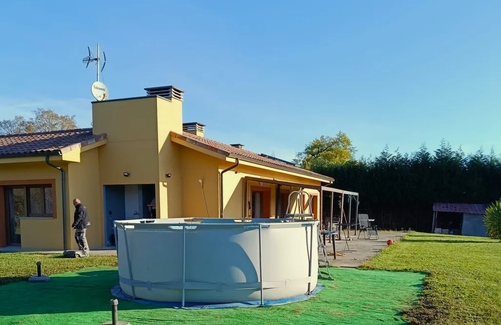 Cabañitas del Bosque My Reyna, casa con jardín y piscina para 8 personas en Lada 2