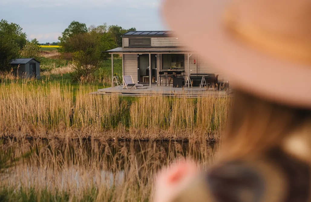 Last Minute Weekend Weg Tiny House met terras aan het water, dicht bij de natuur 1