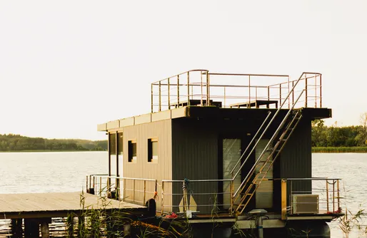 Zdjęcie obiektu Małe Swory - Domki pływające Houseboat i domki drewniane