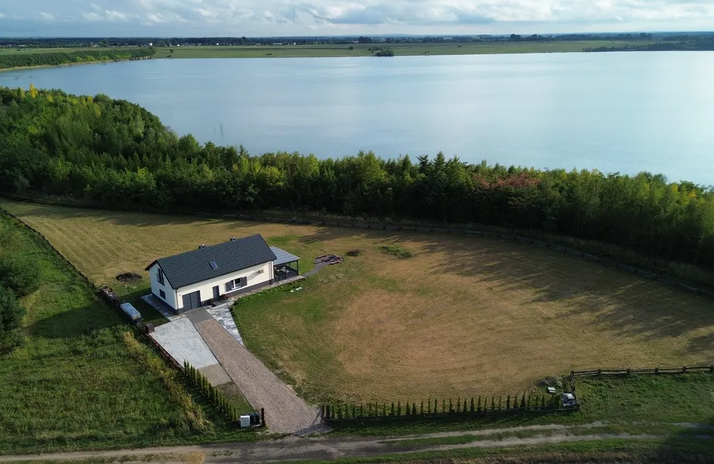Fajne miejsce na wakacje z dzieckiem w Polsce Zofia23 | samotny dom z balią nad jeziorem 3