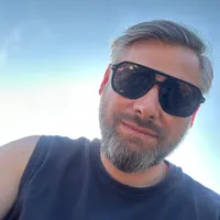 Mariusz gospodarz Piwnica Rycerska & Apartamenty Rycerskie