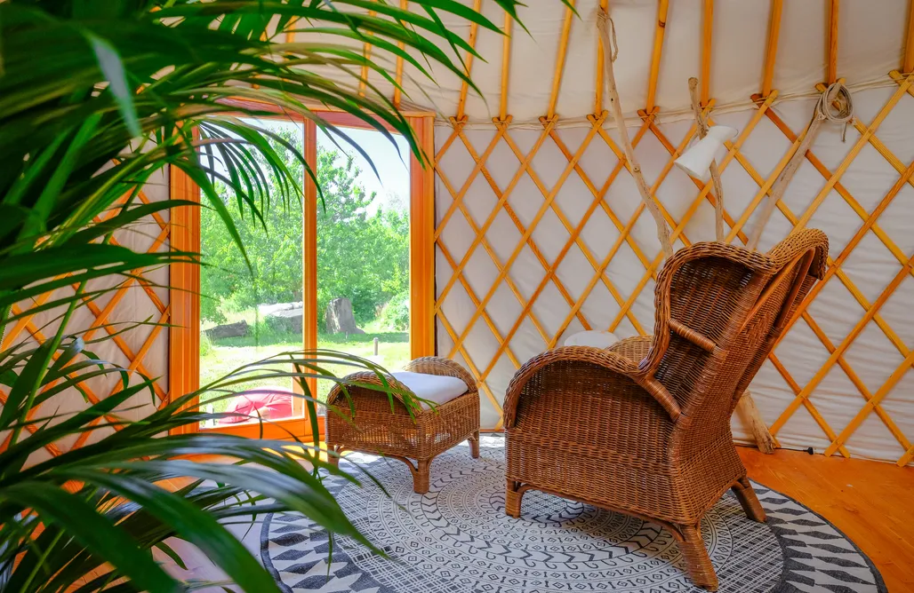 AlohaCamp Kunterbunthof Weinrote Jurte 3