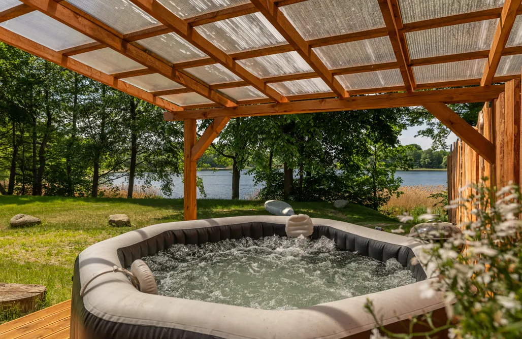 Gdzie na Wakacje w Polsce Winnica Niebò - kameralne domki z jacuzzi nad jeziorem 1