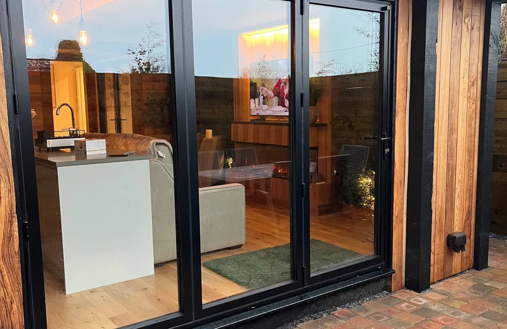 Luxurious Riverside Lodge AlohaCamp