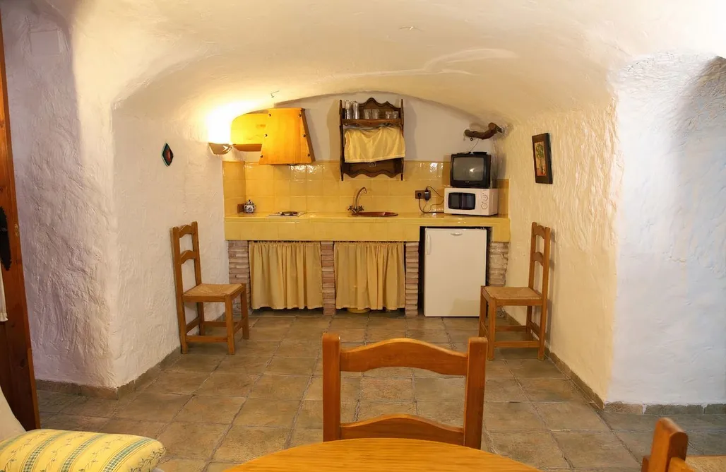 AlohaCamp Cave Studio for 2 people 4